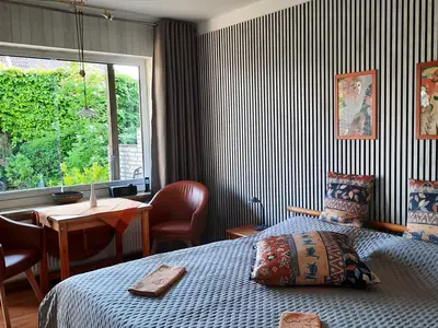 Wohn-Schlafraum mit Zugang zur Terrasse