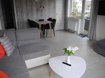 Wohnraum mit Zugang zum Balkon