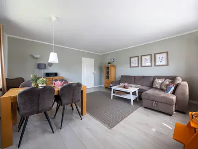 Wohnzimmer mit Essbereich und Schlafsofa