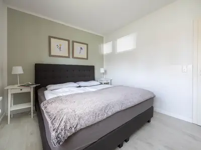 Schlafzimmer mit Boxspringbett