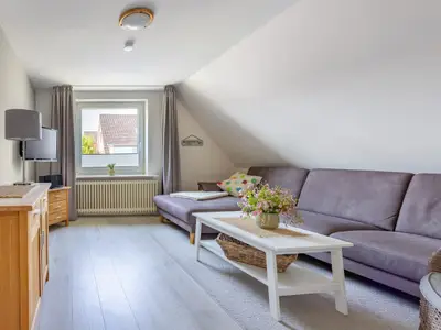 Wohnzimmer mit Fernseher und Sofa