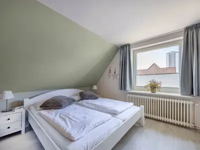 Erstes Schlafzimmer mit Doppelbett