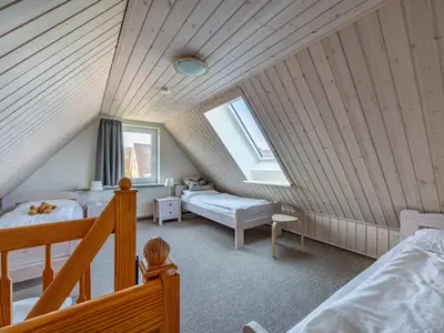 Zweites Schlafzimmer im Spitzboden mit drei Betten - Zugang über das erste Schlafzimmer