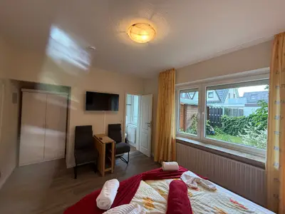 Fernseher und Kleiderschrank im Schlafzimmer