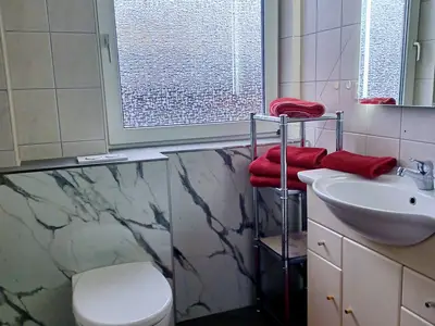 Luxuriöses Bad mit hochwertigem Spiegelschrank und stilvollen Akzenten für ein elegantes Ambiente.