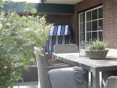 Terrasse mit Gartenmöbeln und Strandkorb