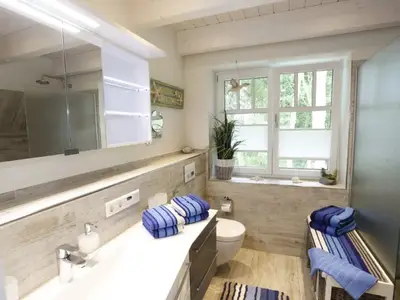 Badezimmer im 1.OG mit bodengleicher Dusche