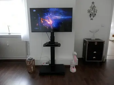 Wohnzimmer mit Smart TV + DVD Player
