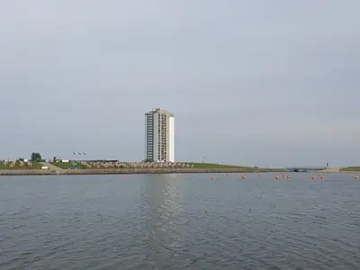 Das Hochhaus vom Watt aus betrachtet