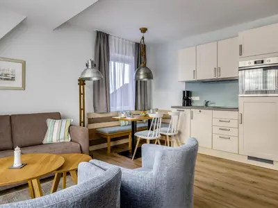 Wohnzimmer mit integrierter Küchenzeile