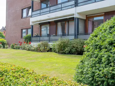 Hausansicht und Balkon