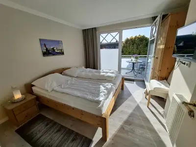 Schlafzimmer mit Zugang zum Balkon