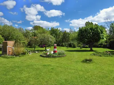 Unser weitläufiger und bunt angelegter Garten ..