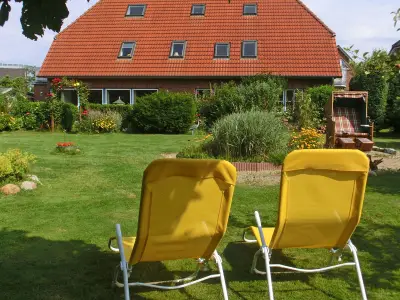 .. mit mehreren Strandkörben und Ruhezonen ..