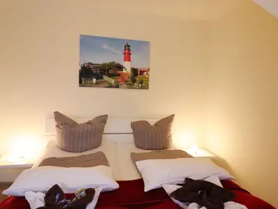 Doppelbett und Bild von Büsum