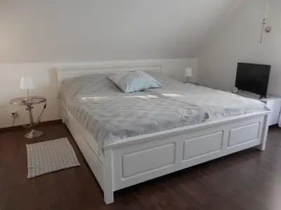 Schlafzimmer 1 Doppelbett 1,80 x 2,00 mit verstellbarem Kopfteil
