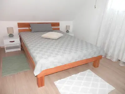 Schlafzimmer 2 Doppelbett 1,40 x 2,00 mit verstellbarem Kopfteil