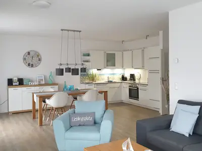 Blick vom Wohnzimmer zur Küche mit Eßplatz