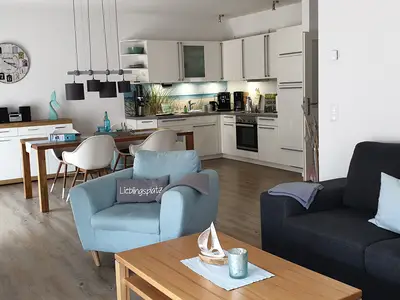 Wohn- und Essbereich mit offener Küche