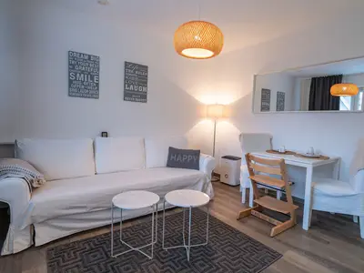 Wohnraum mit Sofa und Essbereich