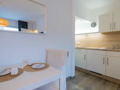 Essbereich und Küchenzeile im Wohnraum