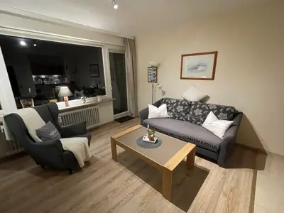 Wohnraum mit offener Küche und Essplatz