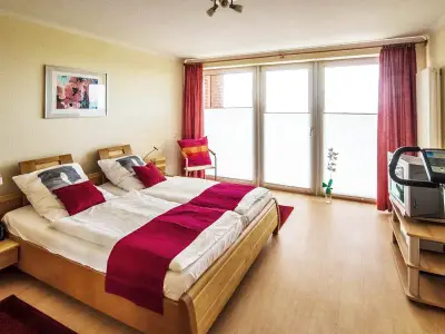 1. Schlafraum mit  Balkon und Seeblick, Fernseher, Radiowecker und Fitnessgeräten Neu Dezember2015