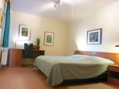 2. Schlafraum mit Schreibtisch, die Betten können auseinander gezogen werden, NEU Jan. 2016