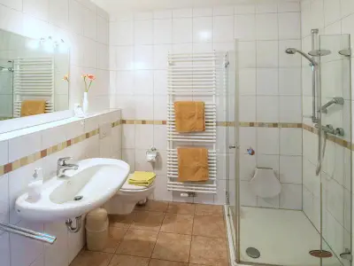 Duschbad mit Duschsitz, Fußbodenheizung, und Handtuchheizung