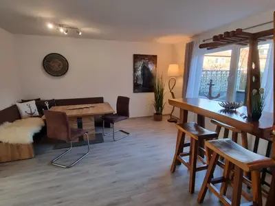 Sitz- und Essbereich mit Theke im großen Wohnbereich