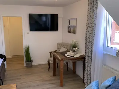 Wohn- und Schlafraum mit Fernseher und Sessel