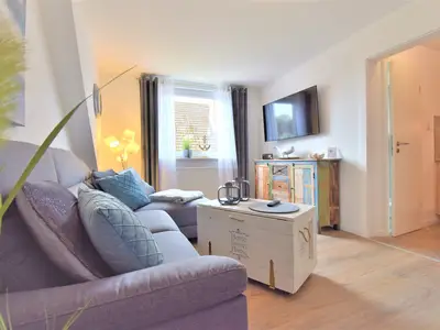 Wohnzimmer mit großer Couch und Fernseher