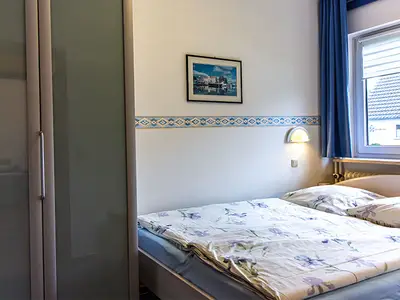 Schlafraum mit Kleiderschrank