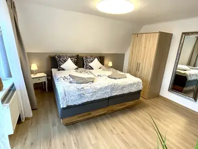 Schlafzimmer mit Doppelbett