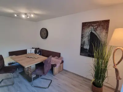 Sitz- und Essbereich mit Theke im großen Wohnbereich