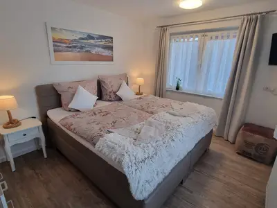 Erstes Schlafzimmer mit Boxspringbett