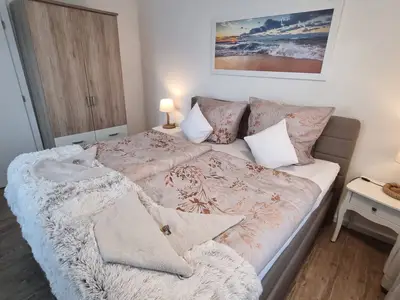 Erstes Schlafzimmer mit Boxspringbett