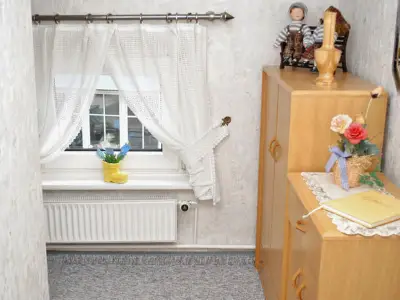 Flur- links - Der Weg zum WC und Duschbad