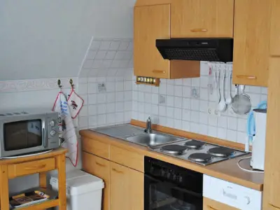 Küchenzeile mit Mikrowelle und allen Küchengeräten die Sie brauchen.