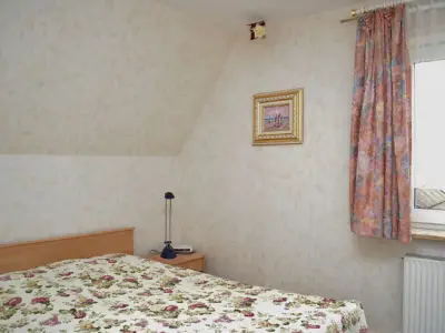 Schlafzimmer mit Doppelbett nach hinten raus.