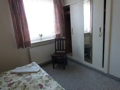 Schlafzimmer mit Einbau Schrank.