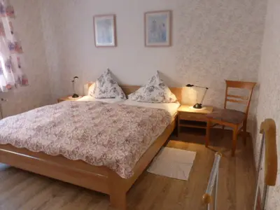 Das Schlafzimmer zur Seite des Hauses. Der Fußboden ist mit Laminat ausgelegt . Die Betten kostenfrei bezogen.