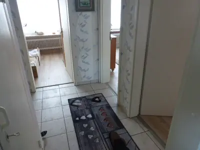 Der kleine Flur führt sie rechts r in das Schlafzimmer zur Seite. Zweite Tür das Wohnzimmer. Gerade  das Schlafzimmer.