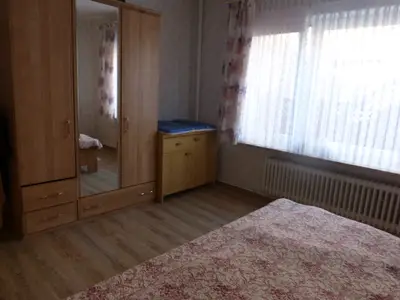 Das Schlafzimmer zur Seite des Hauses .Mit Großen Ankleideschrank, und Komode.