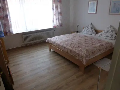 Das Schlafzimmer zur Seite des Hauses . Mit Laminat Fußboden. Hausschuhe nicht vergessen.