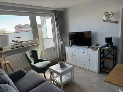 Wohnbereich mit Zugang zum Balkon