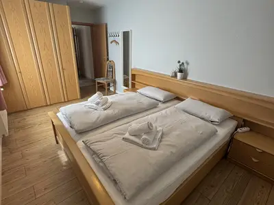 Schlafzimmer mit Doppelbett