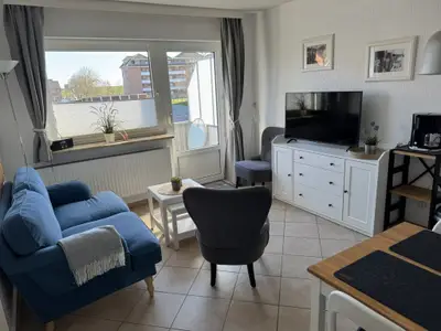 Wohnbereich mit Zugang zum Balkon