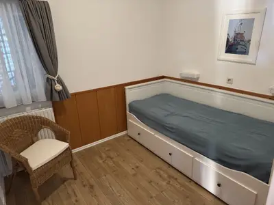 Schlafzimmer 2 mit Tagesbett zum Ausziehen (Fenster nicht zu öffnen)
