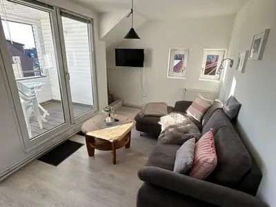 Wohnzimmer mit Blick auf den Balkon